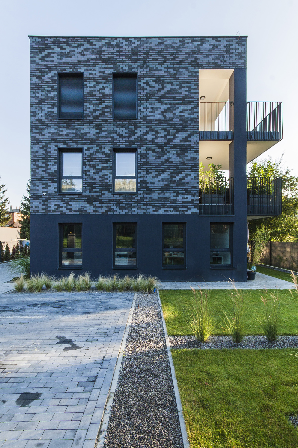 Black-Brick-Block-House-MEEKO-Architekci-02