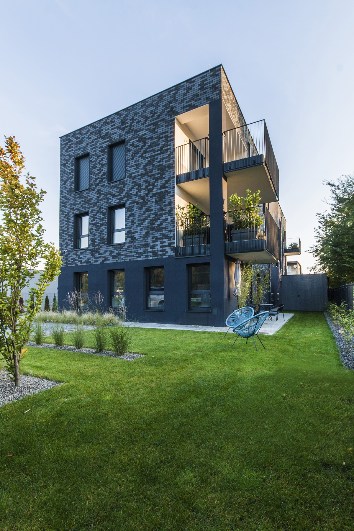 Black-Brick-Block-House-MEEKO-Architekci-03